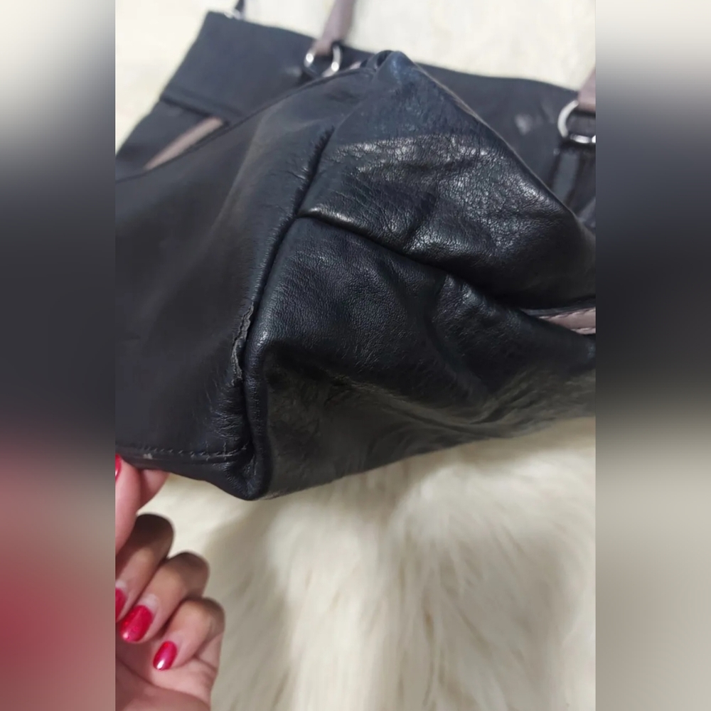 Guess Large Tote - Picture 9 of 9